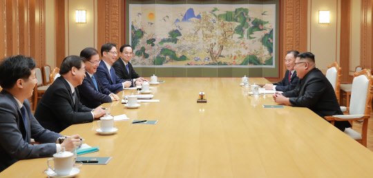 문재인 대통령의 특별 사절단이 5일 북한 평양에서 김정은 북한 국방위원장을 만나 환담하다 미소짓고 있다. 5인의 대북 특사단은 평양에 11시간 40분을 체류하며 남북정상회담 일정·남북관계 진전·비핵화 방안 협의를 마치고 오후 서울공항을 통해 귀환했다. (왼쪽 앞쪽부터) 윤건영 청와대 국정상황실장, 서훈 국정원장, 정의용 국가안보실장, 천해성 통일부 차관, 김상균 국정원2차장, (오른쪽 앞부터) 북한 김정은 국무위원장, 김영철 노동당 중앙위 부위원장 겸 통일전선부장.  청와대 제공